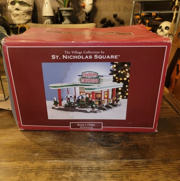 The Village Collection St Nicholas Square Betty's Diner 2008 Working w/ Box - Picture 1 of 5